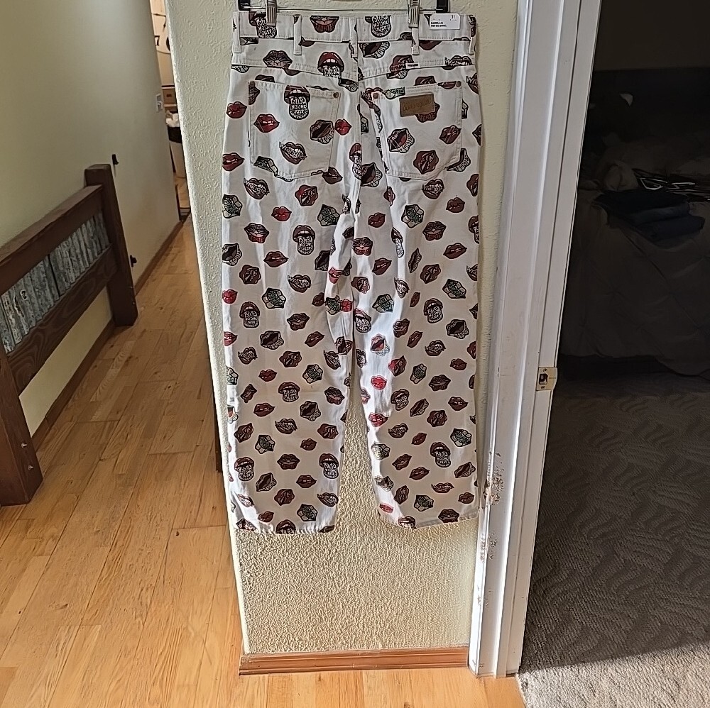 Wrangler White Barrels with Red Lip & Multicolor Pop Prints - Picture 5 of 6